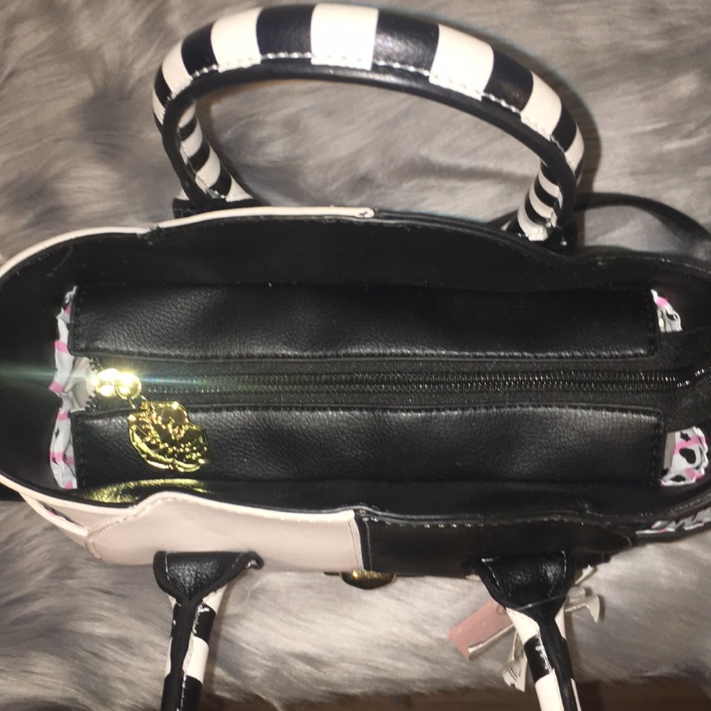Sold on ♏️ 🌺Betsey Johnson kitty purse💕 - Picture 5 of 8